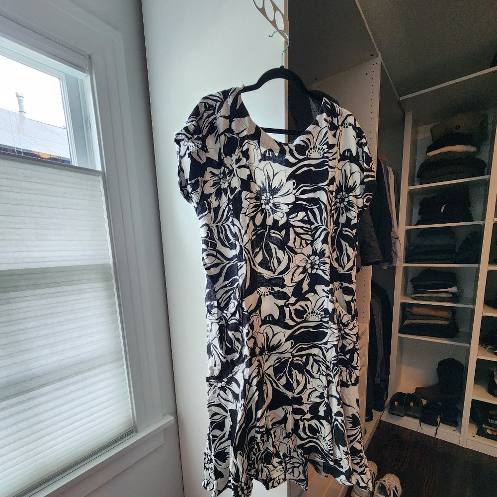 Free People Black and White knee length floral dress sz xs